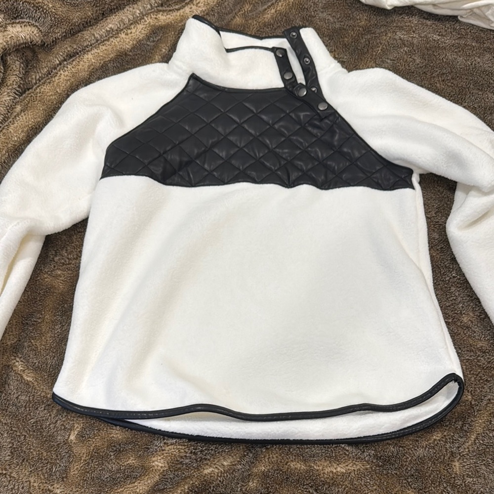 NWT Abercrombie & Fitch Chic Black   Foe leather Quilted Pullover small.